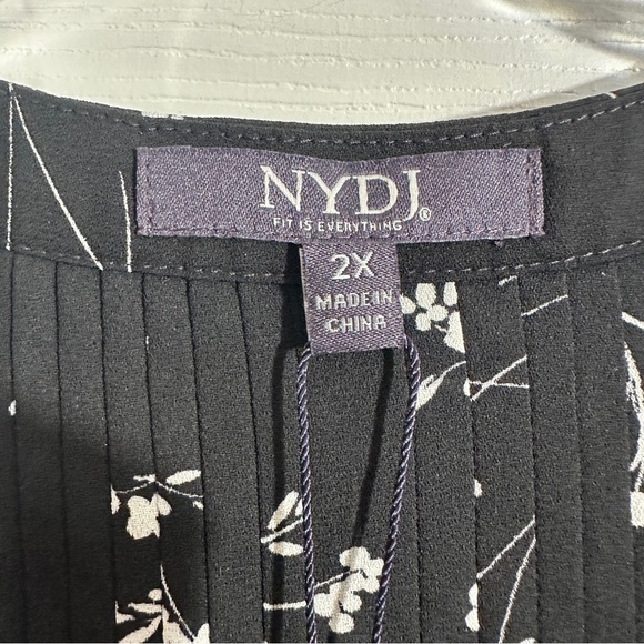 NYDJ pintuck blouse, sz 2X, black/white, flowy, v-neck, date night, fall, NEW - Picture 3 of 15